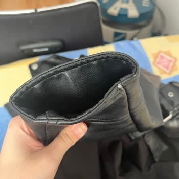 Zara'dan Alınan Deri Ceket Kısa Sürede Soyuldu