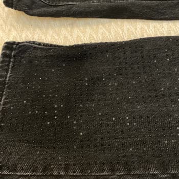 Stradivarius Perlen-Jeans Perlen fallen ab, graue Kleberückstände nach Waschgang