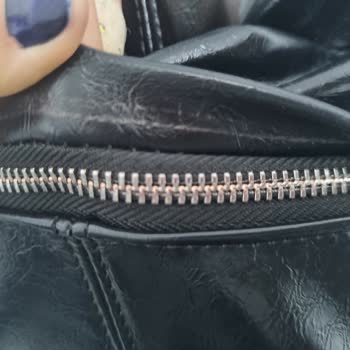 Stradivarius Fake-Leder-Handtasche oxidierter Reißverschluss nach nur 1 Monat