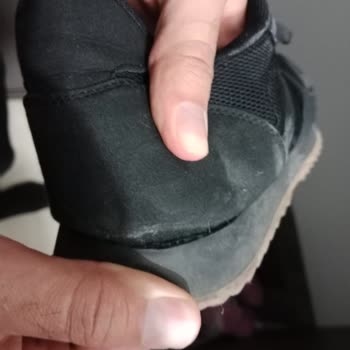 Siyah Spor Ayakkabının Tabanı Kısa Sürede Deforme Oldu