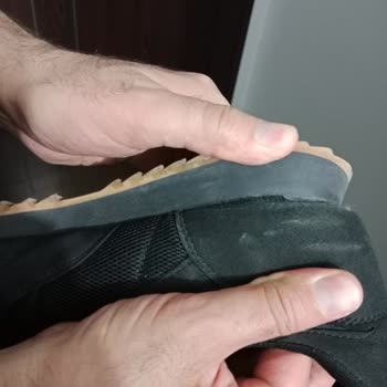 Siyah Spor Ayakkabının Tabanı Kısa Sürede Deforme Oldu