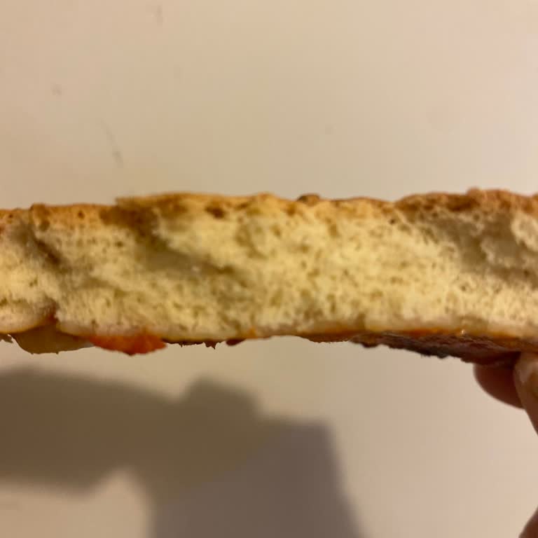 Pizza Yerine Kuru Ekmek Gibi Kalın Hamurlu Ürün Hayal Kırıklığı