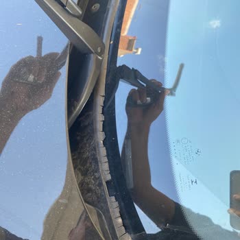 BMW 1.16i Ön Cam Fitili Ve Izgarasında Ciddi Deformasyon Ve Su Alma Sorunu