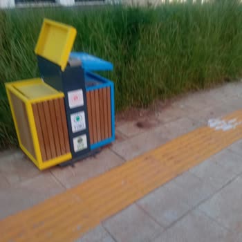 Çimler Biçilmediği İçin Blok Önünde Tehlike Artıyor