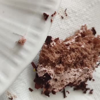 Aldığım Pastadan Metal Cisim Çıktı Sağlığımız Tehlikede Mi