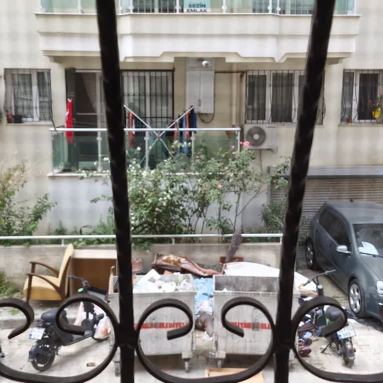 Karşıyaka Belediyesi'nin Eski Eşya Atıklarına Müdahale Etmemesi Şikayeti