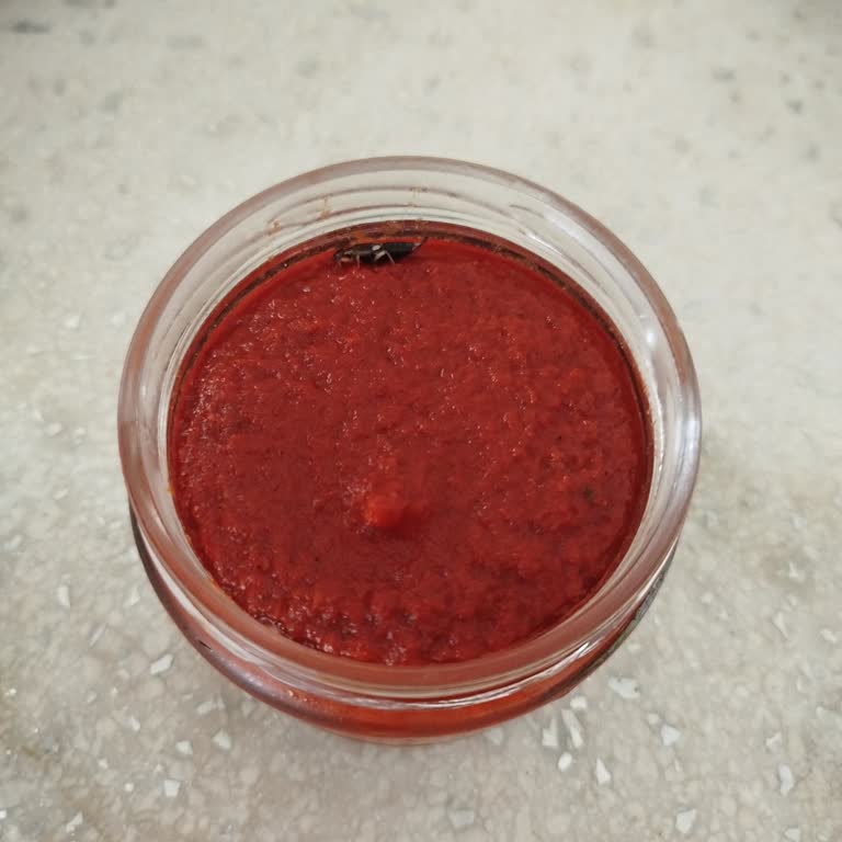 BİM'den Alınan Sosun İçinden Canlı Böcek Çıkması Şokunu Yaşadım