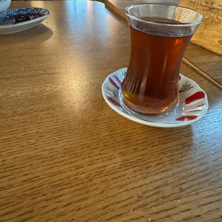 Kötü Kahvaltı Deneyimi Ve Yetersiz Hizmet