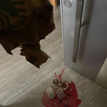 Starbucks'tan Aldığım İçecekler Poşetin Erimesi Nedeniyle Döküldü