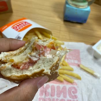 Burger King'de Hijyen Ve Hizmet Sıfır: Menümden Saç Çıktı!