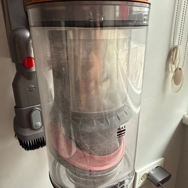 Dyson Süpürgemin Lastiği Sürekli Çıkıyor Toz Haznesini Boşaltmaya Korkuyorum