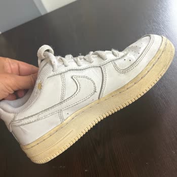 Nike Air Ayakkabının Tabanı Kısa Sürede Sarardı Ve Yırtıldı