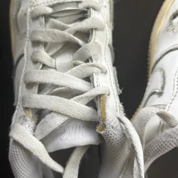 Nike Air Ayakkabının Tabanı Kısa Sürede Sarardı Ve Yırtıldı