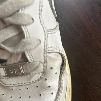 Nike Air Ayakkabının Tabanı Kısa Sürede Sarardı Ve Yırtıldı