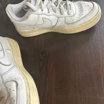 Nike Air Ayakkabının Tabanı Kısa Sürede Sarardı Ve Yırtıldı