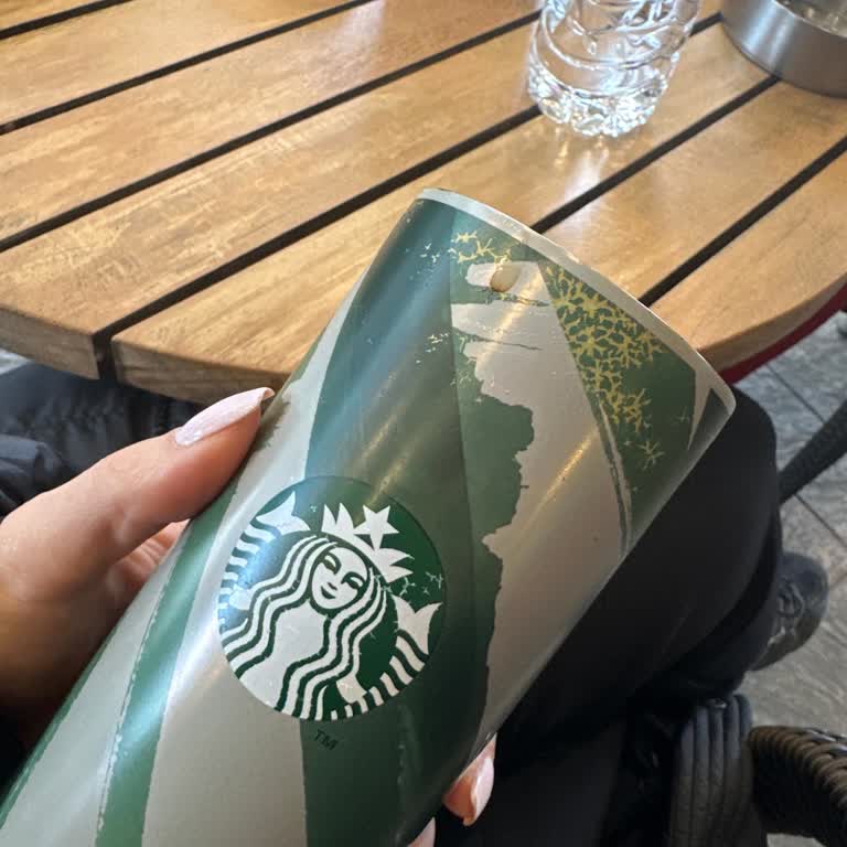 Starbucks Termos Sıcak Suyla Yıkandıktan Sonra Rengini Kaybetti