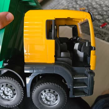 Pahalı Oyuncak Kamyonun Kapıları Sürekli Kırılıyor