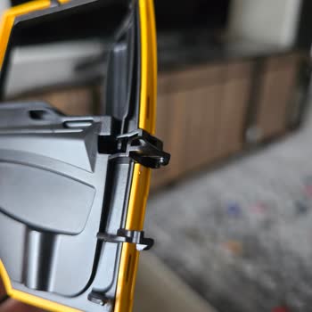 Pahalı Oyuncak Kamyonun Kapıları Sürekli Kırılıyor