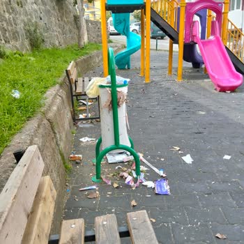 Parkta Güvenli Oyun Alanı Eksikliği Ve Top Tehlikesi