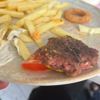 Hamburgerde Kıl Ve İlgisiz Personel Mağduriyeti
