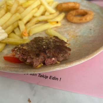 Hamburgerde Kıl Ve İlgisiz Personel Mağduriyeti