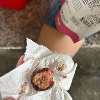 Uçakta Satılan Küflü Çikolatalı Çilek Ve Sorumluluk Belirsizliği