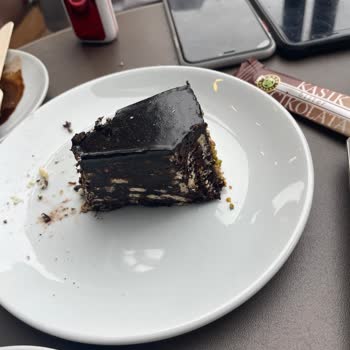 Kahve Dünyası'nda Bayat Pasta Ve Yetersiz Müşteri İlgisi