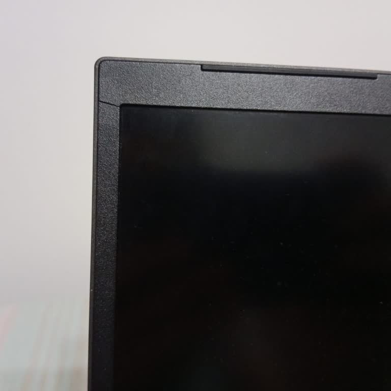 Monster Abra A5 V20.4 Bilgisayarın Ön Panelinde Sebepsiz Çatlak Oluştu