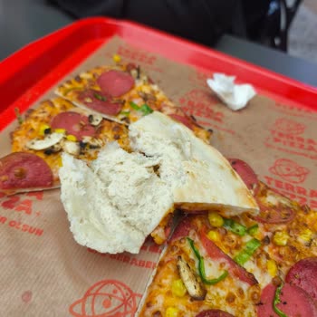 Pizzalar Pişmemiş Ve Patates Porsiyonu Çok Azdı