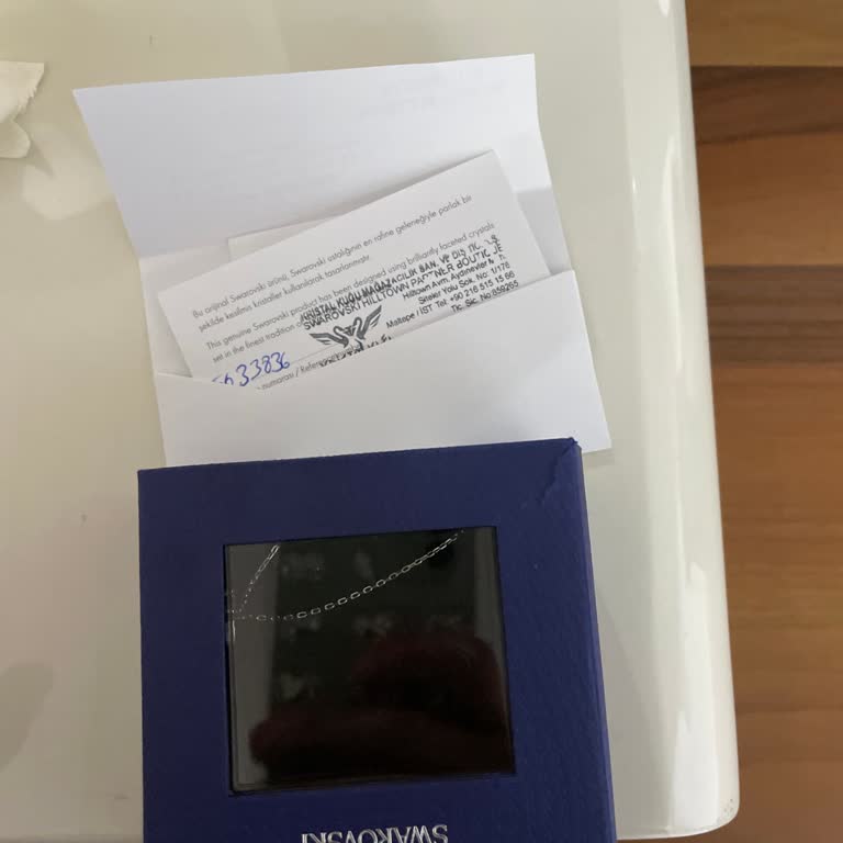 Swarovski Kutunun Süngeri Yok Diye Değişimi Reddetti