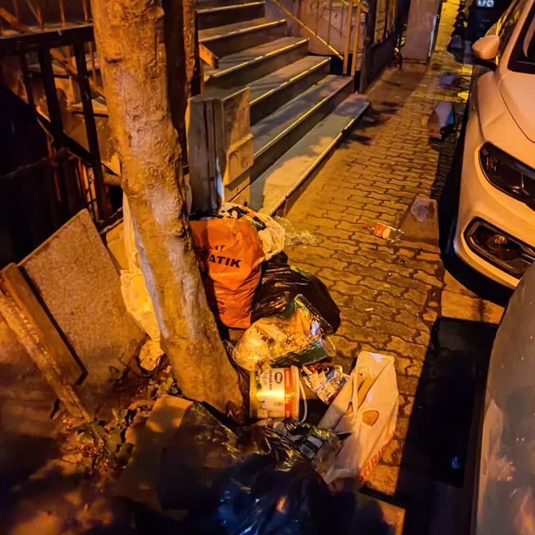 Kapımın Önüne Sürekli Çöp Bırakılması Nedeniyle Mağduriyet Yaşıyorum