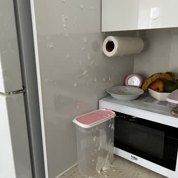 Tarihi Geçmemiş Kefir Patladı Ve Her Yeri Kirletti