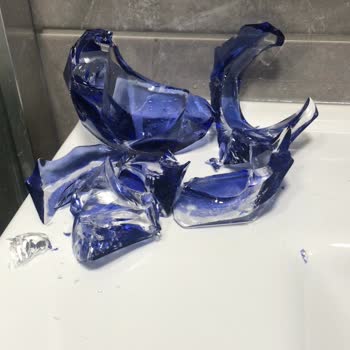 English Home Cam Banyo Seti Durduğu Yerde Patladı, Güvenlik Tehlikesi Oluştu!