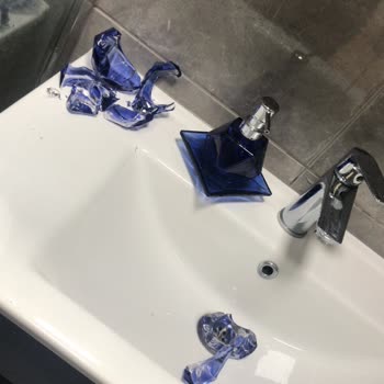 English Home Cam Banyo Seti Durduğu Yerde Patladı, Güvenlik Tehlikesi Oluştu!