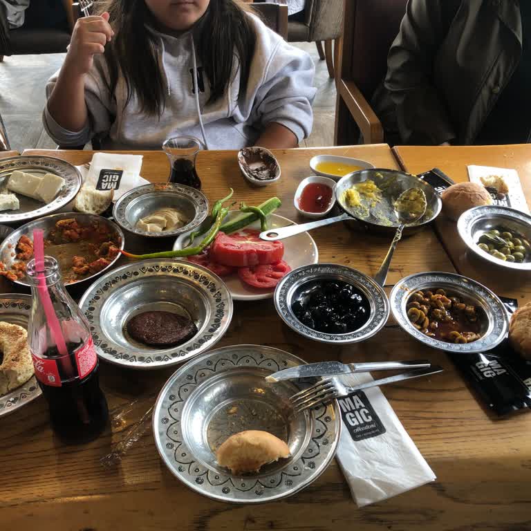 Pendik Magic Akademi'de Anneler Günü Kahvaltısında Yetersiz Servis