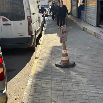 Bakkalın Yola Duba Koyarak Park Alanını Engellemesi