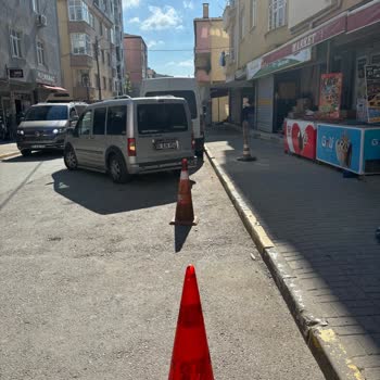 Bakkalın Yola Duba Koyarak Park Alanını Engellemesi