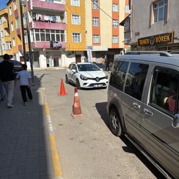 Bakkalın Yola Duba Koyarak Park Alanını Engellemesi