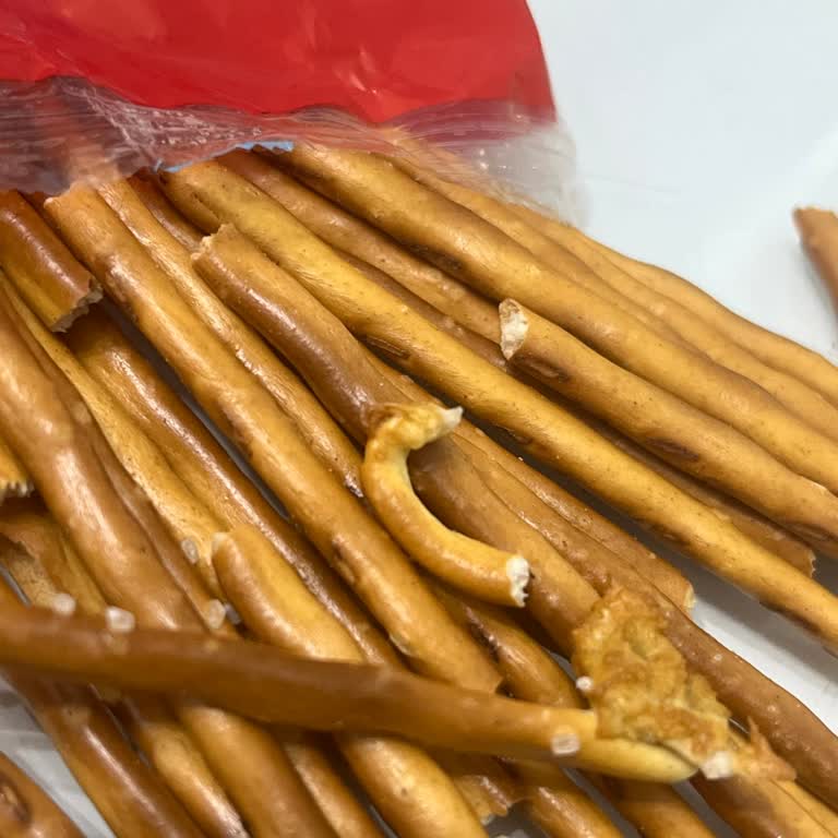 Ülker Çubuk Krakerde Kötü Koku Ve Hamurumsu Madde Şoku