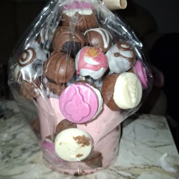 Teslim Edilen Yenilebilir Çiçek Siparişi Parçalanmıştı, Hediye Rezil Oldu