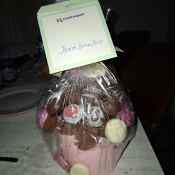 Teslim Edilen Yenilebilir Çiçek Siparişi Parçalanmıştı, Hediye Rezil Oldu