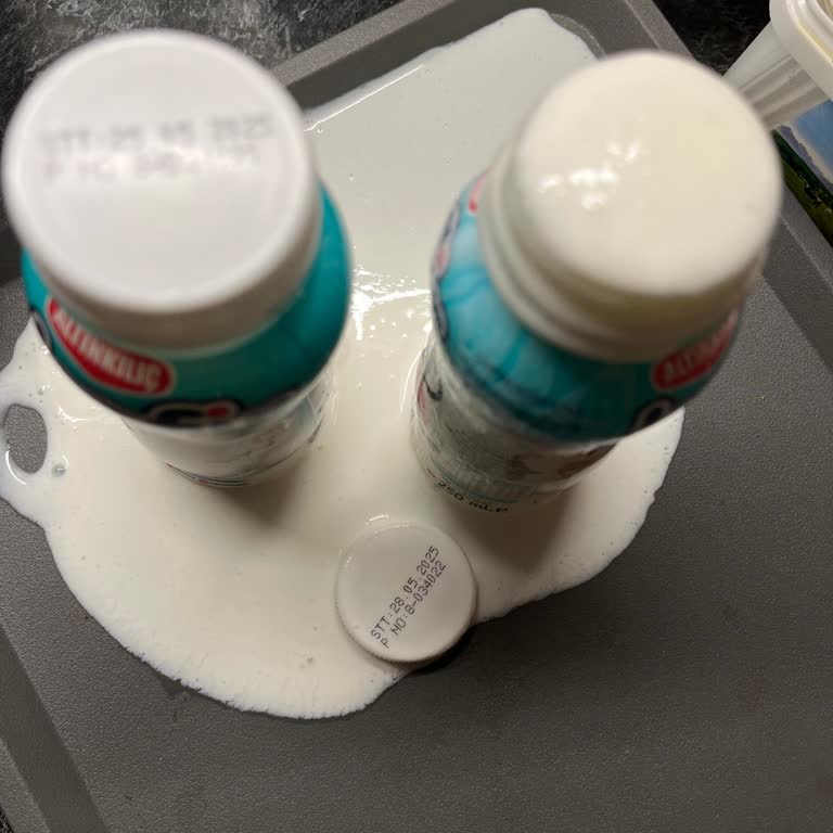 Son Kullanma Tarihi Geçmemiş Kefir Köpürdü Ve Fışkırdı