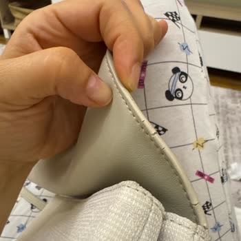 Yüksek Fiyatlı Çantada Deri Dökülmesi Ve Metalde Pembeleşme Sorunu