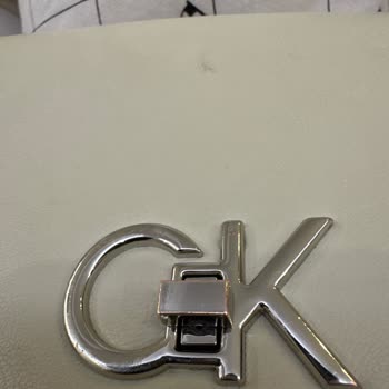 Yüksek Fiyatlı Çantada Deri Dökülmesi Ve Metalde Pembeleşme Sorunu