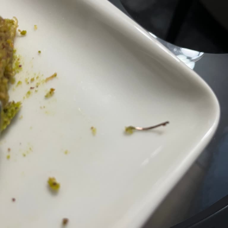 Kadayıfın İçinden Metal Parçası Çıktı!