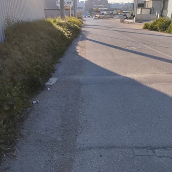 Minareliçavuş-Sanayi Yolunda Kaldırım Eksikliği Yayaları Tehlikeye Atıyor