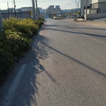 Minareliçavuş-Sanayi Yolunda Kaldırım Eksikliği Yayaları Tehlikeye Atıyor