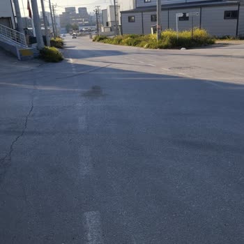 Minareliçavuş-Sanayi Yolunda Kaldırım Eksikliği Yayaları Tehlikeye Atıyor