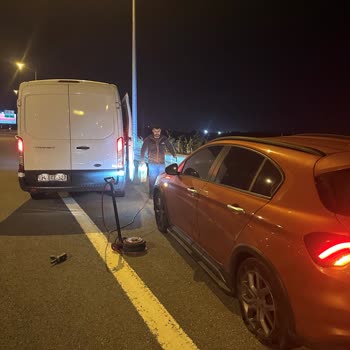 Otoyolda Cisim Nedeniyle Lastik Patladı Yardım Yetersiz Kaldı Maddi Zarar Oluştu