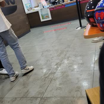 Burger King Aliağa Şubesinde Temizlik Ve Düzen Sorunu